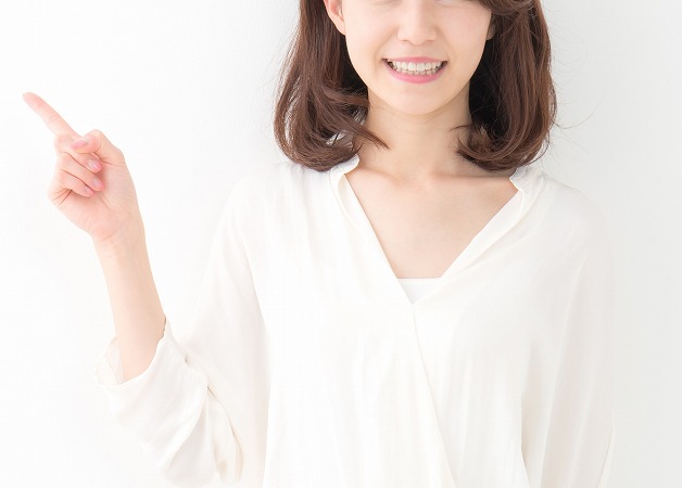 女性、指が1、白い服